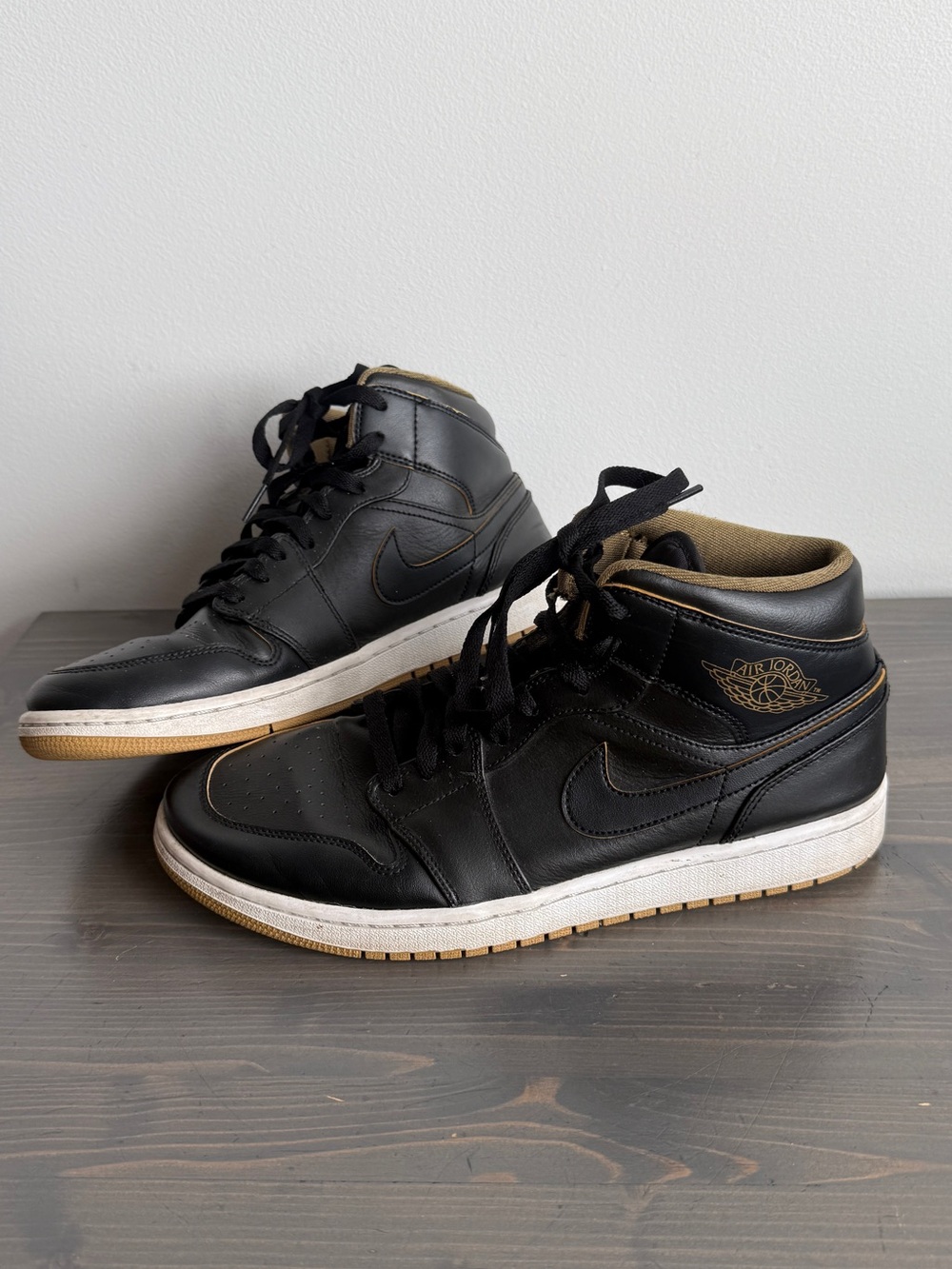 Air Jordan 1 retro mid black metallic
Men’s 10.5